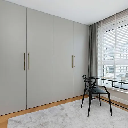 Elegant With Parking Space And Balcony By Renters Apartmán